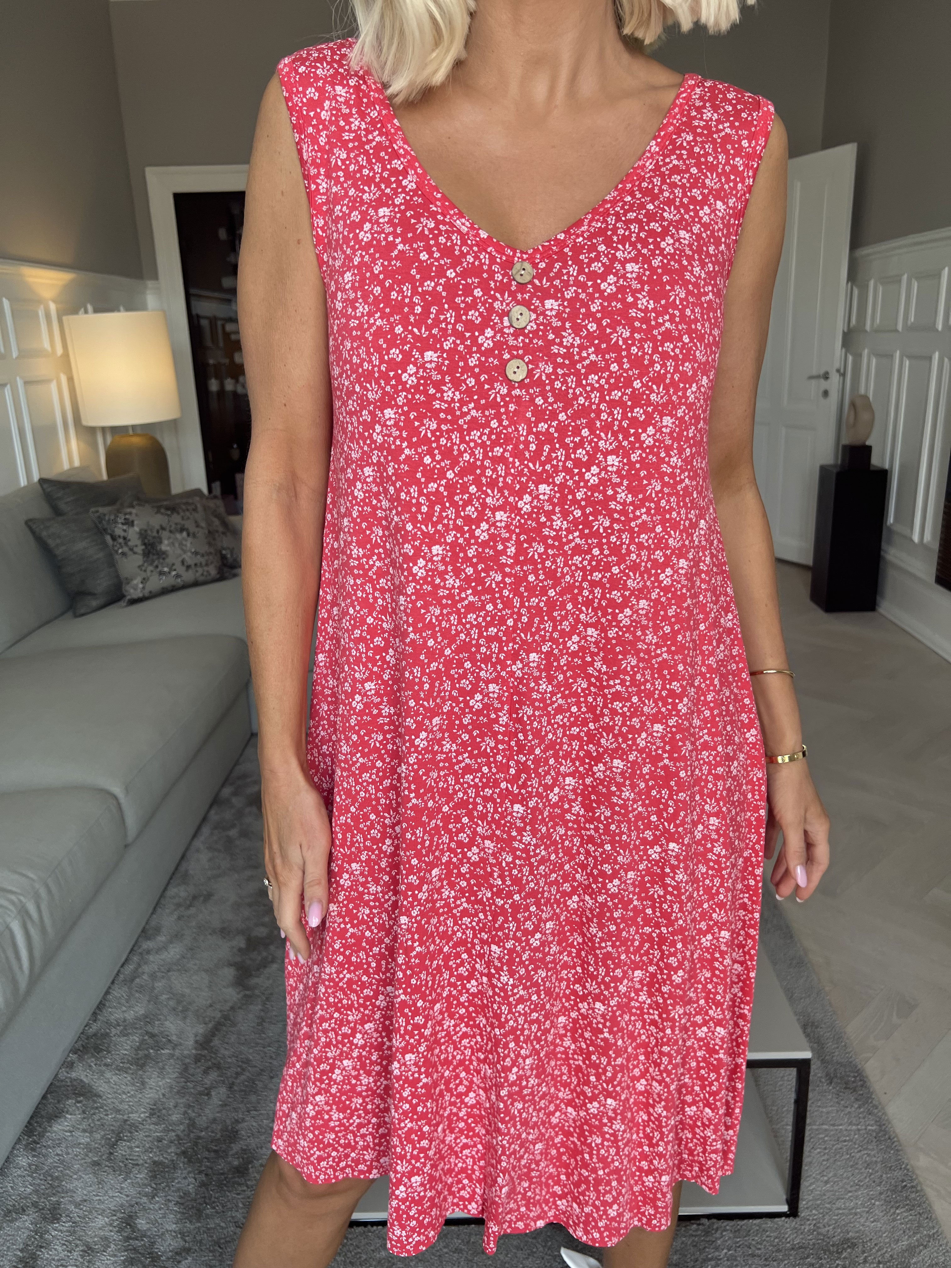 Astrid - Söt sommarklänning i viskos med ett litet blommigt mönster